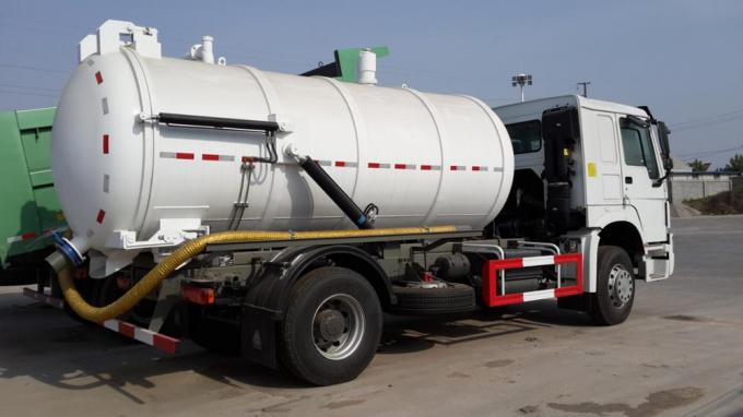 Het Sinotrukhowo 12m3/12000liter Uitwerpen en de Vacuüm de Tankervrachtwagen van de Rioleringszuiging, Vacuümrioleringszuiging combineerden Uitwerpen