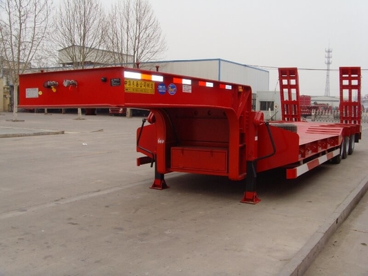 3 Semi de Aanhangwagen Rode Kleur van het as Lage Bed met Zelfleidingsassen en Hydraulische Hellingen