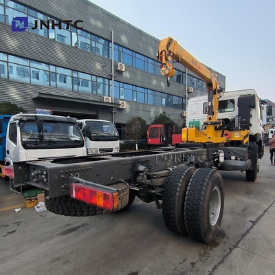 Zware vrachtwagen HOWO Diesel vrachtwagen 4x4 6 wielen chassis met kraan