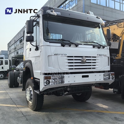 Beste HOWO Diesel vrachtwagen 4x4 6 wielen chassis met kraan van hoge kwaliteit