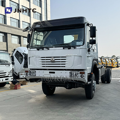 SINOTRUK HOWO Diesel vrachtwagen 4x4 6 wiel chassis met kraan lage prijs