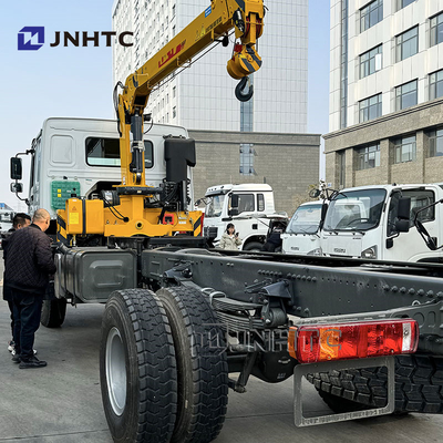 SINOTRUK HOWO Diesel vrachtwagen 4x4 6 wiel chassis met kraan lage prijs