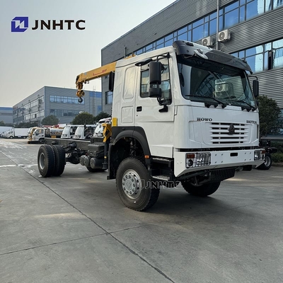 SINOTRUK HOWO Diesel vrachtwagen 4x4 6 wiel chassis met kraan lage prijs