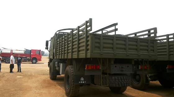 4×4 zware Ladingsvrachtwagens/Militaire Ladingsvrachtwagen Al Wielaandrijving Modelzz2167m5227
