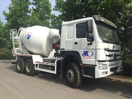 Witte de Concrete Mixervrachtwagen van Sinotruk Howo7 8M3 10M3 met BAK Z.o.z. en Pomp