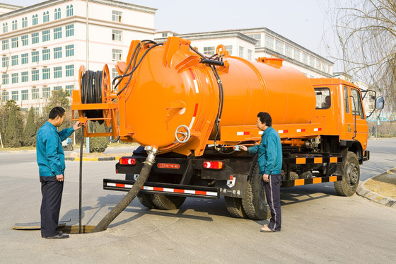 266 PK-Vrachtwagens 6 van de de Verwijderingsvrachtwagen van het Wielenafval Oranje de Tanklichaam 330m ³ van de Rioleringszuiging