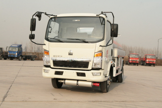 De Vrachtwagen van de Howo4×2 Olietanker/Hoge van de de Plichtsbrandstof van het Veiligheidslicht het Vervoervrachtwagens 8280 KG