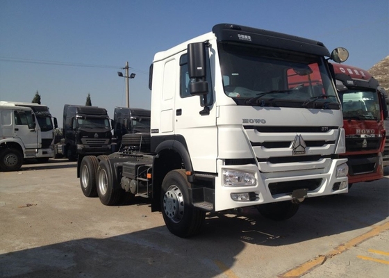Het rode Slepen van SINOTRUK HOWO/de Eerste Tractorvrachtwagen RHD 10 rijden 371 HP ZZ4257S3241W