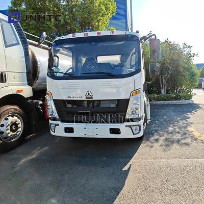 Sinotruk Howo 4x2 Lichte brandstof olietankwagen Tankwagen 4200 liter Diesel olie brandstof tankwagens