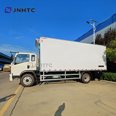 Nieuwe en gebruikte 10 ton rechtsturing HOWO 5 graad 140 pk bevroren vracht koeltruck