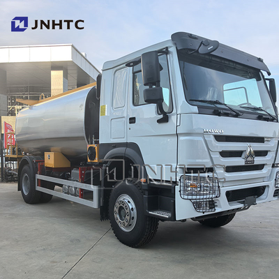 HOWO 4X2 wegbouw aanhangwagen asfalt distributeur vrachtwagen met spuitbalk voor asfalt priming