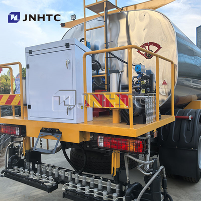 HOWO 4X2 wegbouw aanhangwagen asfalt distributeur vrachtwagen met spuitbalk voor asfalt priming