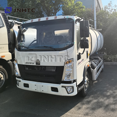 HOWO 8cbm brandstoftanker Truck Light Duty Oil Tank Truck Mobiele tanktruck Aluminium brandstoftanks te koop