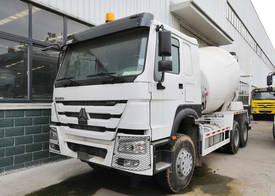 De witte de Concrete Mixervrachtwagen van 10CBM, RHD 10 rijdt de Vrachtwagen van de Concrete Mixerpomp