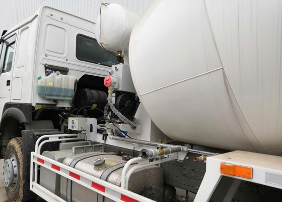 De witte de Concrete Mixervrachtwagen van 10CBM, RHD 10 rijdt de Vrachtwagen van de Concrete Mixerpomp