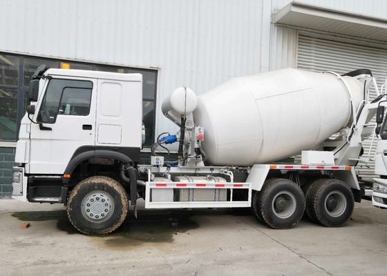 De witte de Concrete Mixervrachtwagen van 10CBM, RHD 10 rijdt de Vrachtwagen van de Concrete Mixerpomp