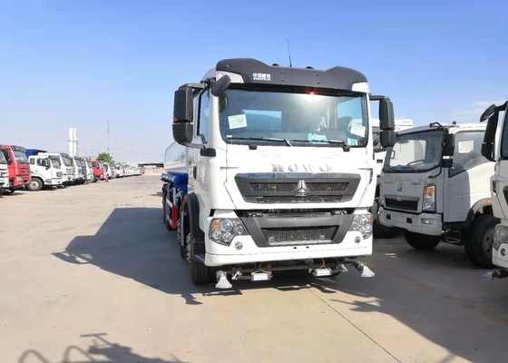 De Vloeibare Brandstoftankwagen 4 van het Sinotruk10cbm Water * 2 266hp met Airconditioner