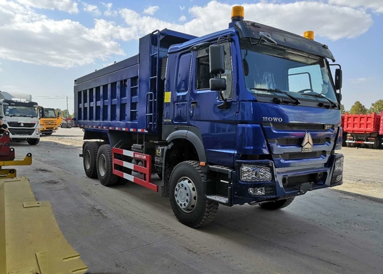 De blauwe Vrachtwagen van de de Kippers Op zwaar werk berekende Stortplaats van de 371 Paardmacht