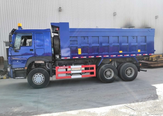 De blauwe Vrachtwagen van de de Kippers Op zwaar werk berekende Stortplaats van de 371 Paardmacht