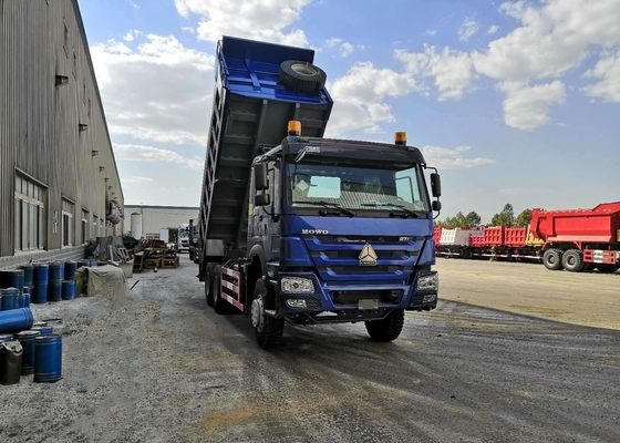 De blauwe Vrachtwagen van de de Kippers Op zwaar werk berekende Stortplaats van de 371 Paardmacht