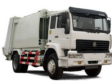 Het witte Volume van de de Persvrachtwagen SINOTRUK HOWO 4x2 6000L van het Kleuren12m3 Huisvuil