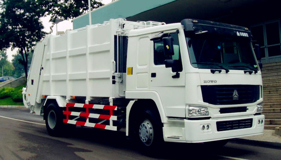 Het witte Volume van de de Persvrachtwagen SINOTRUK HOWO 4x2 6000L van het Kleuren12m3 Huisvuil