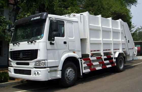 Het witte Volume van de de Persvrachtwagen SINOTRUK HOWO 4x2 6000L van het Kleuren12m3 Huisvuil