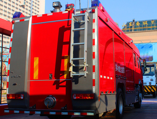 De Vrachtwagen 4x2 251hp van de reddingsbrand - van de de Brandvechter van 350hp SINOTRUK HOWO de Tank van het de Vrachtwagen6m3 Water