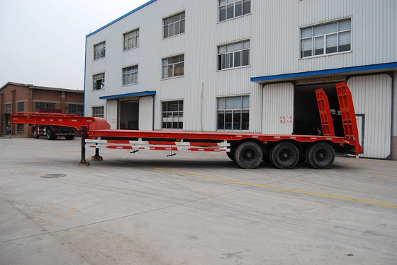 3 Semi de Aanhangwagen Rode Kleur van het as Lage Bed met Zelfleidingsassen en Hydraulische Hellingen