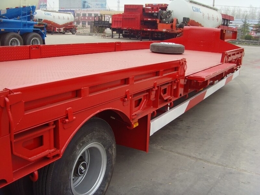 3 Semi de Aanhangwagen Rode Kleur van het as Lage Bed met Zelfleidingsassen en Hydraulische Hellingen