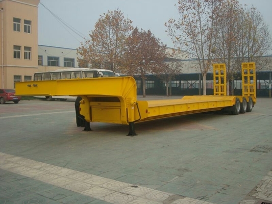 3 Semi de Aanhangwagen Rode Kleur van het as Lage Bed met Zelfleidingsassen en Hydraulische Hellingen