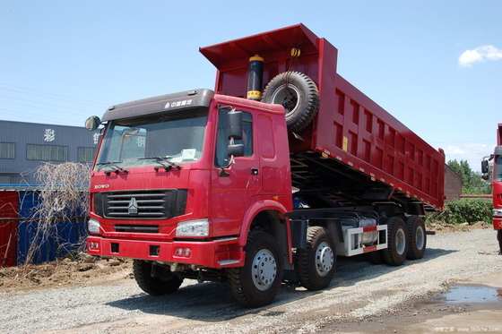 Op zwaar werk berekende de Stortplaatsvrachtwagen van voorraadhowo 371hp 8x4 voor Bevordering in Rode Kleur