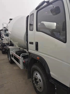 Fabrieksprijs HOWO 3cbm 5M3 lichtgewicht 4x2 betonnen zelflaadende betonmengtruck