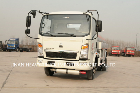 De Olietankwagen van Sinotrukhowo 4x2 RHD LHD 5000 Liter van 5m3 3 Ton