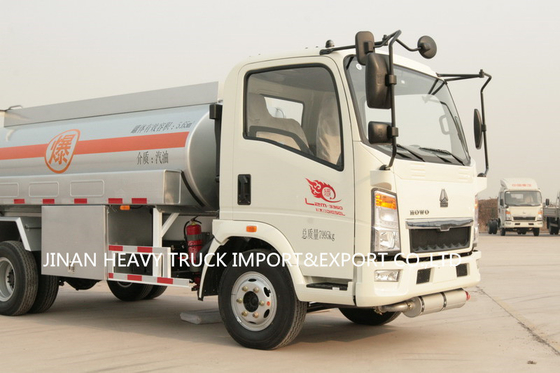 De Olietankwagen van Sinotrukhowo 4x2 RHD LHD 5000 Liter van 5m3 3 Ton