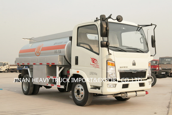 De Olietankwagen van Sinotrukhowo 4x2 RHD LHD 5000 Liter van 5m3 3 Ton