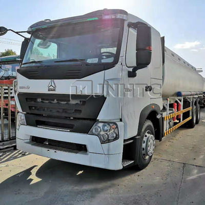 De Tankwagen Euro2 Euro3 25000L 6x4 van de Sinotrukhowo A7 371hp Stookolie