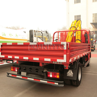 De Sinotrukhowo 4x2 Vrachtwagen zette Telescopische Crane Hook Folding Arm Lifting-Vrachtwagen op
