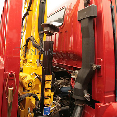 De Sinotrukhowo 4x2 Vrachtwagen zette Telescopische Crane Hook Folding Arm Lifting-Vrachtwagen op