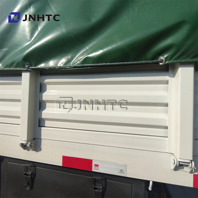 De witte Militaire Vrachtwagen 4X4 van HOWO voor Militair Transport