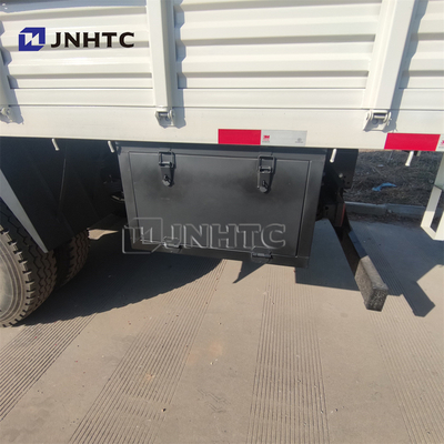 De witte Militaire Vrachtwagen 4X4 van HOWO voor Militair Transport